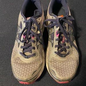New Balance 840v3 women’s Running Shoes. Size 7.5. Silverish color. Good shape.
